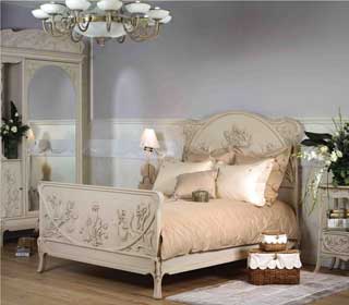 Спальный гарнитур с ирисами в стиле модерн Материал: Дерево, патина. Скульптор: Татьяна Комарчук