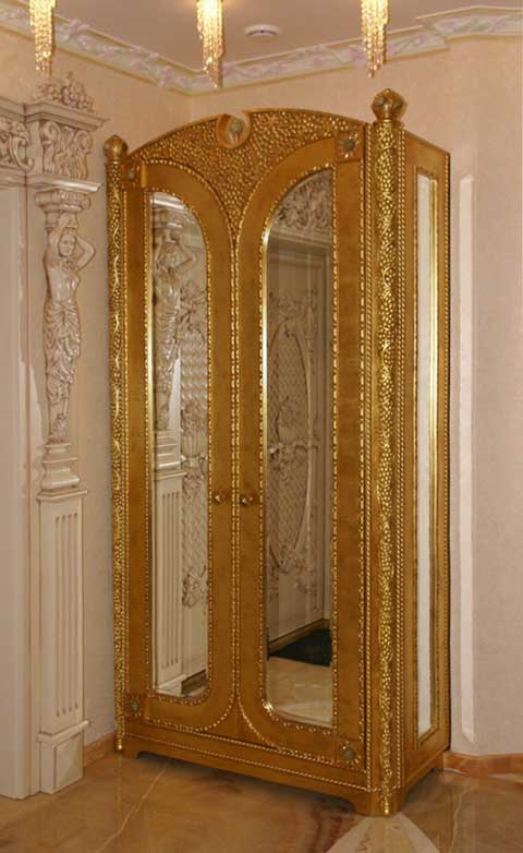 Шкаф  Материал: дерево, патина. Скульптор: Татьяна Комарчук