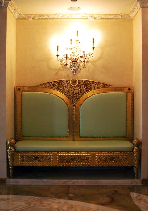 Софа Материа: дерево, патина. Скульптор: Татьяна Комарчук