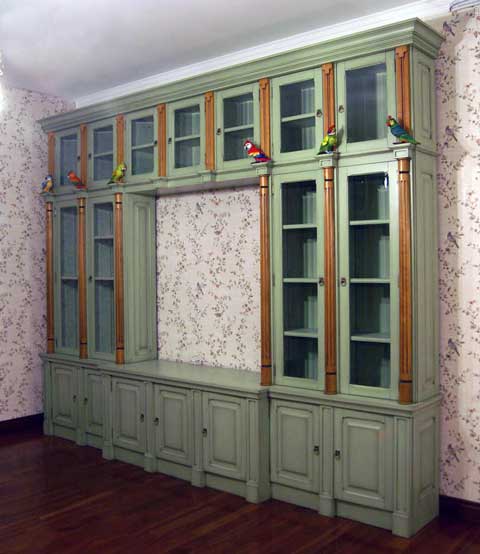 Шкаф с попугаями Материал: Дерево, патина. Скульптор: Татьяна Комарчук