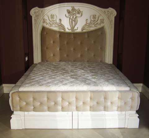 Кровать в стиле модерн Материал: дерево, патина. Скульптор: Татьяна Комарчук