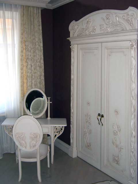 Двери в стиле модерн Материал: дерево, патина. Скульптор: Татьяна Комарчук