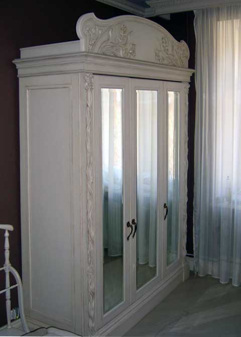 Шкаф в стиле модерн Материал: дерево, патина. Скульптор: Татьяна Комарчук