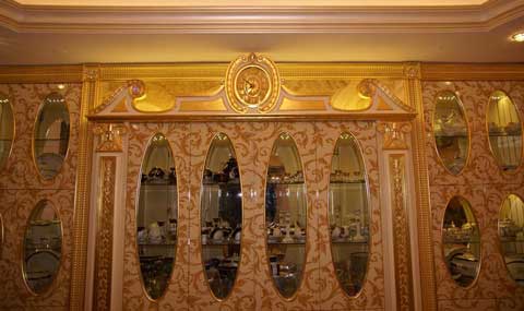 Кухонный гарнитур Материал: дерево, патина. Скульптор: Татьяна Комарчук