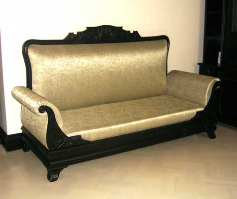 Софа в стиле модерн Материал: дерево, патина. Скульптор: Татьяна Комарчук