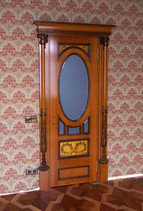 Дверь в стиле модерн Материал:  дерево, патина. Скульптор: Татьяна Комарчук