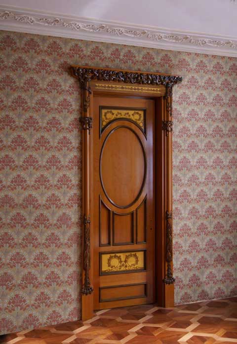 Дверь в стиле модерн Материал:  дерево, патина. Скульптор: Татьяна Комарчук