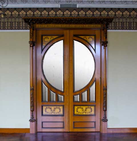 Дверь в стиле модерн Материал:  дерево, патина. Скульптор: Татьяна Комарчук