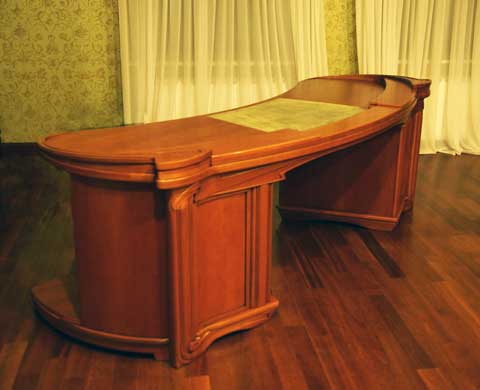 Письменный стол в стиле модерн Материал: Дерево