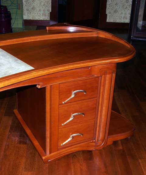 Письменный стол в стиле модерн Материал: Дерево