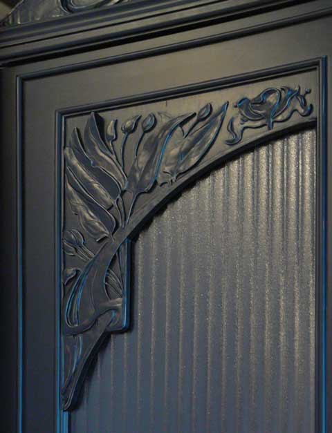 Шкаф в стиле модерн Материал: дерево, патина. Скульптор: Татьяна Комарчук