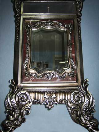 Урна  Материал: Мрамор, дерево, патина. Скульптор: Татьяна Комарчук