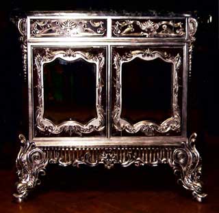 Урна  Материал: Мрамор, дерево, патина. Скульптор: Татьяна Комарчук