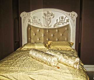 Кровать в стиле модерн Материал: дерево, патина. Скульптор: Татьяна Комарчук