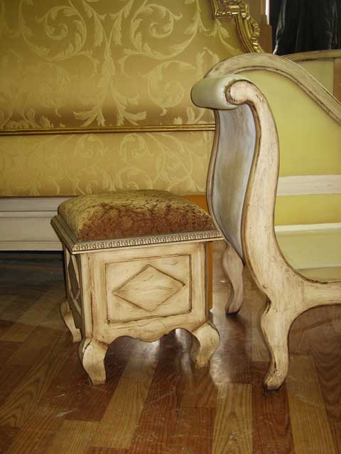 Софа и тумбочка Материал: Дерево, патина