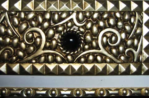 Декоторативный мебельный элемент Материал: Дерево, патина. Скульптор: Татьяна Комарчук