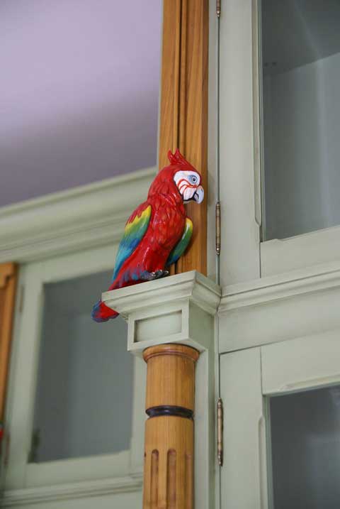 Шкаф с попугаями. Скульптор: Татьяна Комарчук