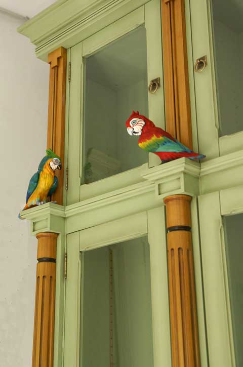 Шкаф с попугаями. Скульптор: Татьяна Комарчук