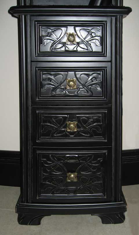 Шкаф с попугаями. Скульптор: Татьяна Комарчук