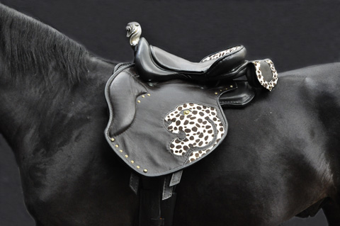 Прогулочное седло Барс Материал: Натуральная кожа, натуральный мех, фурнитура Авторы: Татьяна Комарчук, Георгий Бацазов