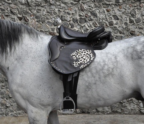 Прогулочное седло Барс Материал: Натуральная кожа, натуральный мех, фурнитура Авторы: Татьяна Комарчук, Георгий Бацазов