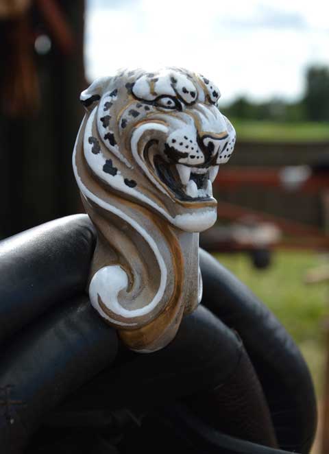 Ручка на луке Голова Барса Материал: Литьевое дерево, роспись Автор: Татьяна Комарчук