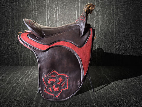 Прогулочное седло Кельт Материал: Натуральная кожа, фурнитура Авторы: Татьяна Комарчке, Георгий Бацазов