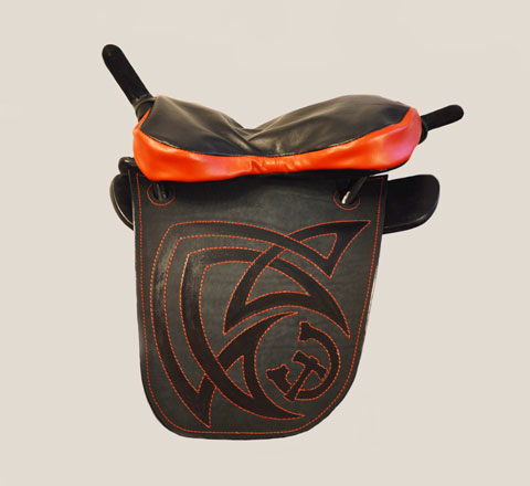 Джигитовачное седло Материал: Натуральная кожа авторы: Татьяна Комарчук, Георгий Бацазов