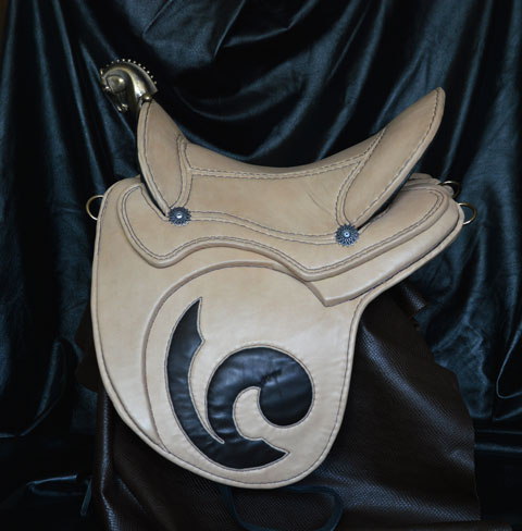 Прогулочное парадное седло Материал: Натуральная кожа, фурнитура Авторы: Татьяна Комарчук, Георгий Бацазов