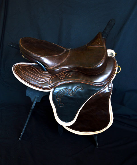 Спортивное седло Баттерфляй Материал: натуральная кожа, фурнитура Авторы: Татьяна Комарчук, Георгий Бацазов