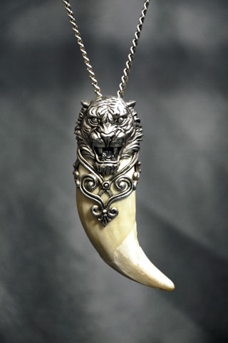 Амулет Власть Тигра Навершие Голова Тигра с орнаментом Материал: Серебро, натуральный клык. Автор: Татьяна Комарчук