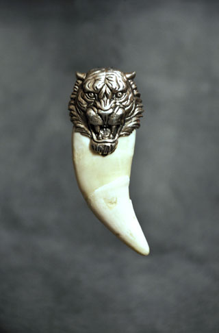 Амулет Власть Тигра Навершие Голова Тигра Материал: Серебро, натуральный клык. Автор: Татьяна Комарчук