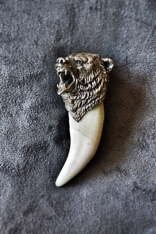 Амулет Неуязвимость Медведя Медвежий клык символизирует мощь, бесстрашие, силу, мудрость. Оберег защищает от скрытых врагов, злого глаза, порчи. Материал: Серебро. Автор: Татьяна Комарчук