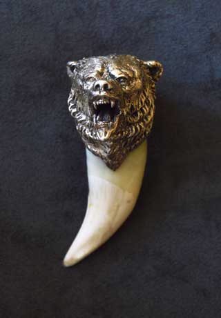 Амулет Неуязвимость Медведя Медвежий клык символизирует мощь, бесстрашие, силу, мудрость. Оберег защищает от скрытых врагов, злого глаза, порчи. Материал: Серебро. Автор: Татьяна Комарчук