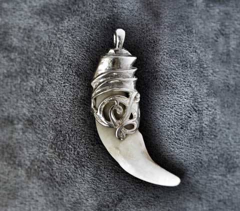 Амулет Дух Волка Волчий образ с давних пор символизирует охотников, воинов, лидеров. Волк был тотемом у скандинавских и славянских племён, а также монголов, угров, башкиров, коми, хакасов и многих других.  Материал: Серебро. Автор: Никита Феклин