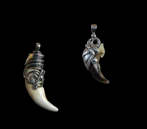 Навершие на коготь и клык Волка   Волчий образ с давних пор символизирует охотников, воинов, лидеров. Волк был тотемом у скандинавских и славянских племён, а также монголов, угров, башкиров, коми, хакасов и многих других.  Материал: Серебро. Автор: Никита Феклин