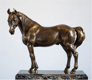 Скульптура: Конь. Материал: Бронза, патина, мрамор Автор: Татьяна Комарчук