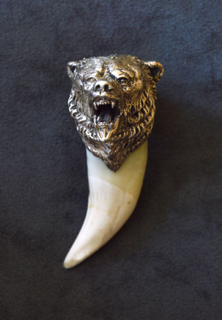 Скульптура: Сила Медведя. Материал: Серебро, Натуральный клык  Автор: Феклин Никита