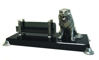 Скульптура: Визитница со ждущей собакой. Материал: Бронза, патина, мрамор  Автор:  Татьяна Комарчук