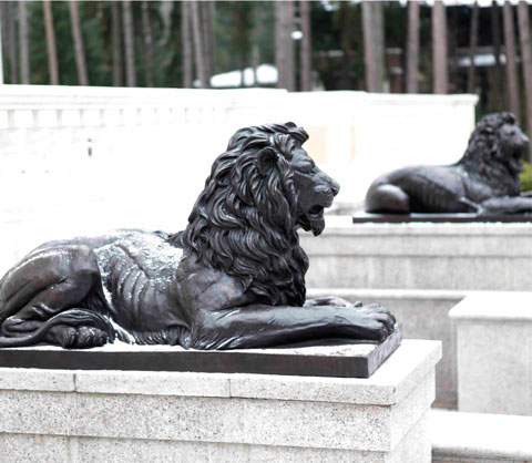 Скульптура: Лев. Материал: Бронза, патина  Автор: Никита Фёклин