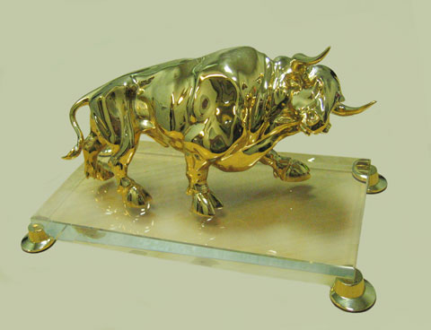 Скульптура: Биржевой Бык. Материал: Бронза, позолота, стекло  Автор: Татьяна Комарчук