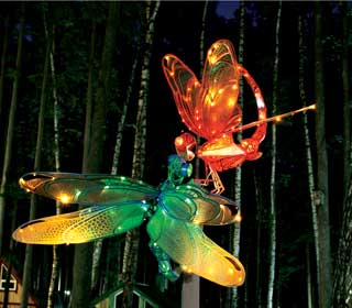 Скульптура: Стрекозы. Материал: Металл, пластик, патина, дерево, светодиоды Автор: Татьяна Комарчук
