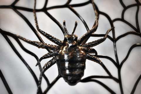 Панно: Паук. Материал: бронза, патина Автор: Сергей Шикулов