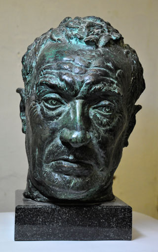 Портрет: Мужской портрет. Материал: Бронза, патина, гранит Автор: Никита Феклин