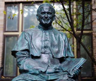 Скульптура: Римский Папа Иоан Павел II. Авторы: Илья Фёклин, Никита Фёклин