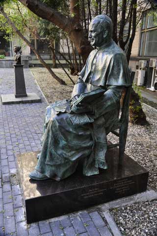 Скульптура: Римский Папа Иоан Павел II. Авторы: Илья Фёклин, Никита Фёклин