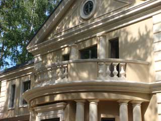 Архитектурные элементы декора фасада: балясины, карнизы, русты, калонны, капители, наличники на окна Материал: бетон