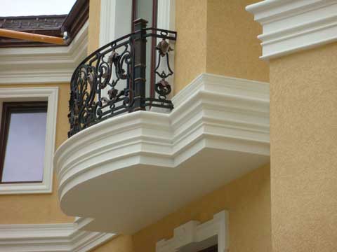 Архитектурные элементы декора фасада: карнизы, русты, наличники на окна Материал: Бетон. Скульптор: Татьяна Комарчук