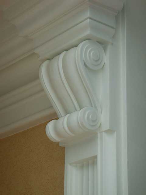 Архитектурные элементы декора фасада:  кронштейн, пилястра, карнизы Материал: Бетон. Скульптор: Татьяна Комарчук