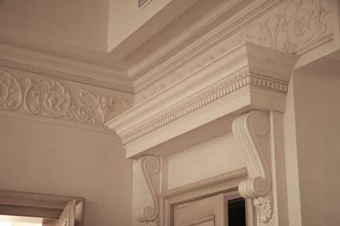 Фриз, кронштейн, Сандрик Материал: гипс, тонировка. Скульптор: Татьяна Комарчук